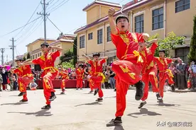 功夫小子街头表演少林拳，幼儿园小萌娃跳舞有模有样图片