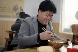 三门峡义马小馆，男客人喝着牛肉汤看着美艳的老板娘，笑成一朵花图片