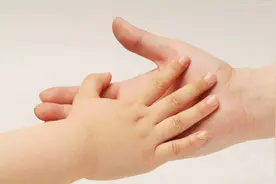 无名指和食指的长度比，暗示了宝宝的智力情况，你家娃符合标准吗图片