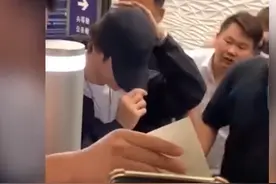王一博又被围堵一脸不悦很是无奈,低头不语,助理怒指路人:别拍了图片
