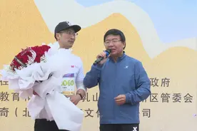 乳山半马赛场上的浪漫瞬间：帅小伙现场求婚成功图片