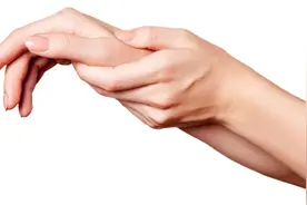 活动手指时不仅有弹响而且还疼，你就要小心图片