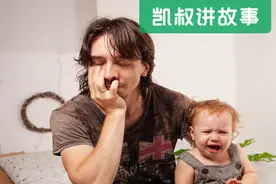 爸爸穿裙子教女儿防走光：“带娃，我们是认真的！”图片