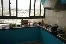 老婆嫌房子小，偷偷把阳台改成厨房，没想到邻居找上门讨说法图片