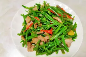 夏天，鲜嫩野菜多买点，放冰箱冻起来，不光营养丰富，味美还健康图片