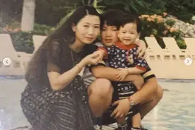 王嘉尔晒旧照庆生，三种语言送妈妈祝福，贴心且暖心图片