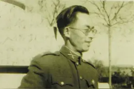 1949年，一国军师长被俘，中央却紧急派专车接走，这是为何？图片