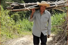 80岁老汉为照顾103岁母亲终身未娶，她曾是土匪的五姨太，为啥图片