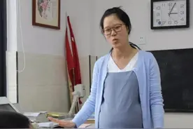 女教师怀孕坐着上课，遭校长点名批评，网友：你怎么不站着开会？图片