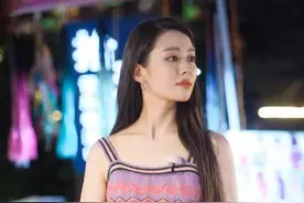吉娜身材“开挂”了！穿吊带裙勒出“葫芦腰”，不愧是真人芭比图片
