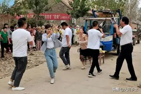 农村葬礼上的唢呐班子，演奏一场收入1600元，转灵还得再加钱图片