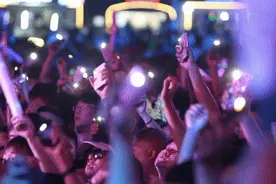 最新优惠发布！云台山电音节，每晚7点风雨无阻图片