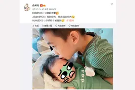 应采儿晒哥俩温馨互动，jasper亲吻弟弟，陈小春抱娃尽显柔情图片