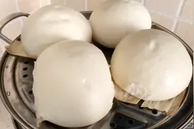 蒸馒头时，只加酵母是大忌！教你2秘诀，馒头又白又香筋道更好吃图片