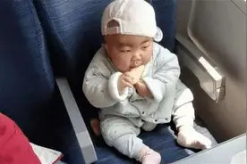 “最惜命宝宝”高铁上戴口罩吃饼干，孩子戴口罩，家长要了解这些图片