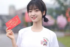 沈月终于穿紧身牛仔裤了，看清路人镜头下腿型，说她70斤我都信图片