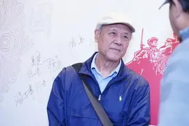 上影厂演员金秋再聚首，78岁乔榛罕见现身，85岁牛犇神采奕奕图片