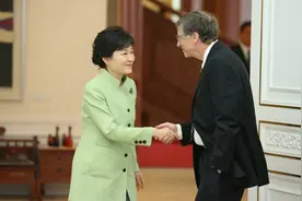 看完比尔盖茨与总统握手姿势，再看马云与总统握手姿势，差距很大图片