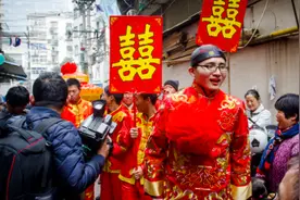 接亲时，女友要求9万开门费，男友苦苦哀求后换新娘：没你照样结图片