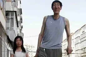 还记得“中国第一高”的鲍喜顺吗？不顾劝阻生娃后，孩子长成这样图片