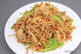 河南正宗老式炒面条，生面条直接上锅炒，炒出的面劲道十足图片