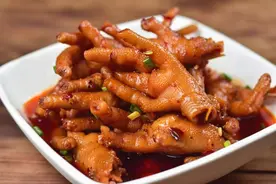 哈赞！鸡爪这样做太好吃，越啃越上瘾！连汤汁都要拌米饭吃光图片