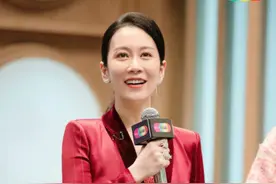 温峥嵘才是真“戏精”，演啥像啥穿衣还高级，西装显出成熟女人味图片
