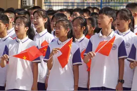 寿光现代明德学校：“红动明德 我心向党”主题升旗仪式向党献礼图片