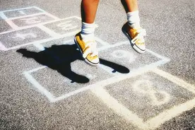 孩子再喜欢这种鞋，妈妈也要尽量避免购买，潜藏的危害很大图片