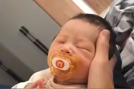 大一新生放假回家，发现父母偷偷生了二胎，反应让人心疼图片