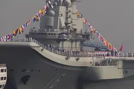 中国真心太霸气：三型主战舰艇一天入列，两艘万吨舰和一艘核潜艇图片