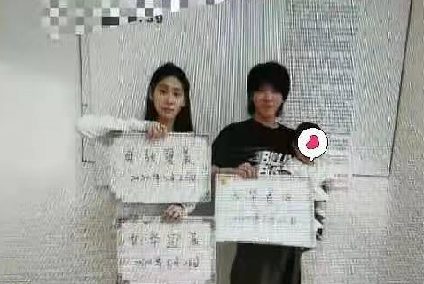 华晨宇张碧晨给孩子落户合照曝光，华晨宇抱着女儿笑容灿烂