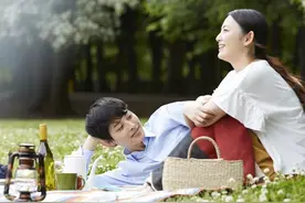 岳母要求老婆出三十万给小舅子买房，老婆答应了，取钱发现钱没了图片