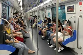 地铁上的众生相图片