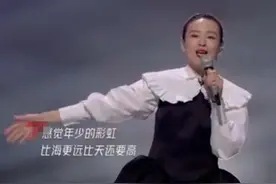 40岁董洁《浪姐2》首秀，脑门锃亮四肢不协调，被群嘲唱歌难听图片