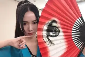 “山贼天后”李贞贤讨好中国人？再现经典造型，戴指麦跳扇子舞图片