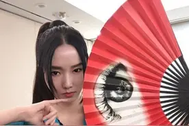 “山贼天后”李贞贤讨好中国人？再现经典造型，戴指麦跳扇子舞图片