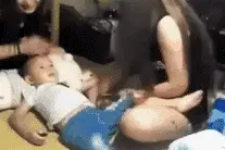 搞笑GIF：姑娘，下次陪领导去视察工地，就别穿这么时尚了图片