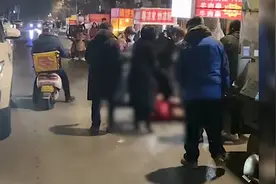 彪形大汉当街暴打女商贩一脚爆头，被打女子：他一身酒气图片