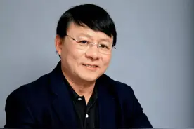 央视关注！从电工到董事长，他是腾讯、小米背后的男人，还与美国前总统成好友图片