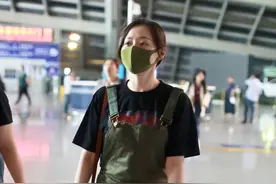 张靓颖太会“装嫩”！黑T恤配背带裤清新减龄，舒适自然又有活力图片