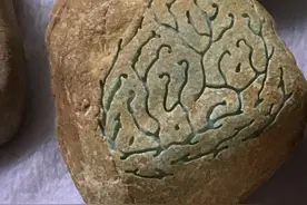 翡翠原石耍起流氓来那是真厉害，想当初那可是打了不少行家的脸啊图片