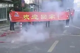 阔别60年 被抱养的小女儿终于回家了图片