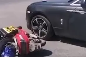 外卖小哥撞上劳斯莱斯维修费30多万？谁来赔偿全网吵翻 反转来了图片