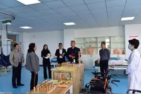 河南护理职业学院党委书记杜天信深入护理系走访调研图片