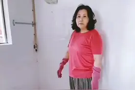 孙侨潞去世后传坏消息，家中漏水被淹，妈妈无助站在水中让人心疼图片