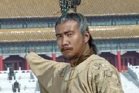 朱元璋斩杀功臣，功臣拿出免死金牌，朱元璋笑道：你看背面写的啥图片