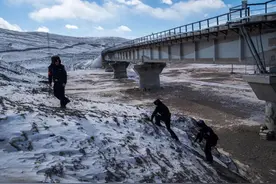 那天，闪电就在耳边炸响，冰雹打在地上又弹在车上图片