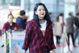 何洁瘦腿后真自信，走机场“下衣失踪”够大胆，辣妈年纪女友身材图片