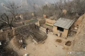 晋南7旬大叔不花钱用黄土造冰箱，食物能存放上百天，看啥样子图片